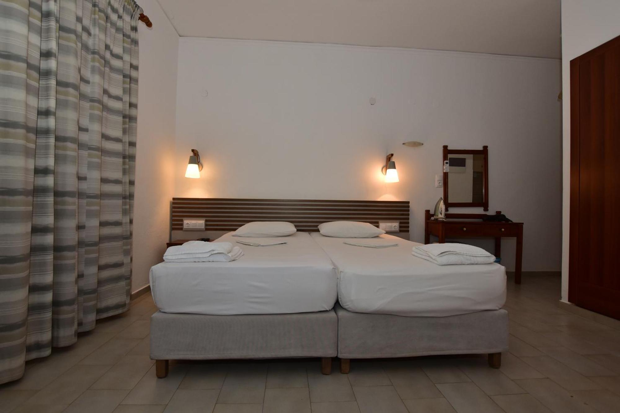 Morpheas Rooms Palaiochora Exterior foto